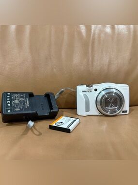 Fujifilm F850EXR Digital Camera with battery & charger